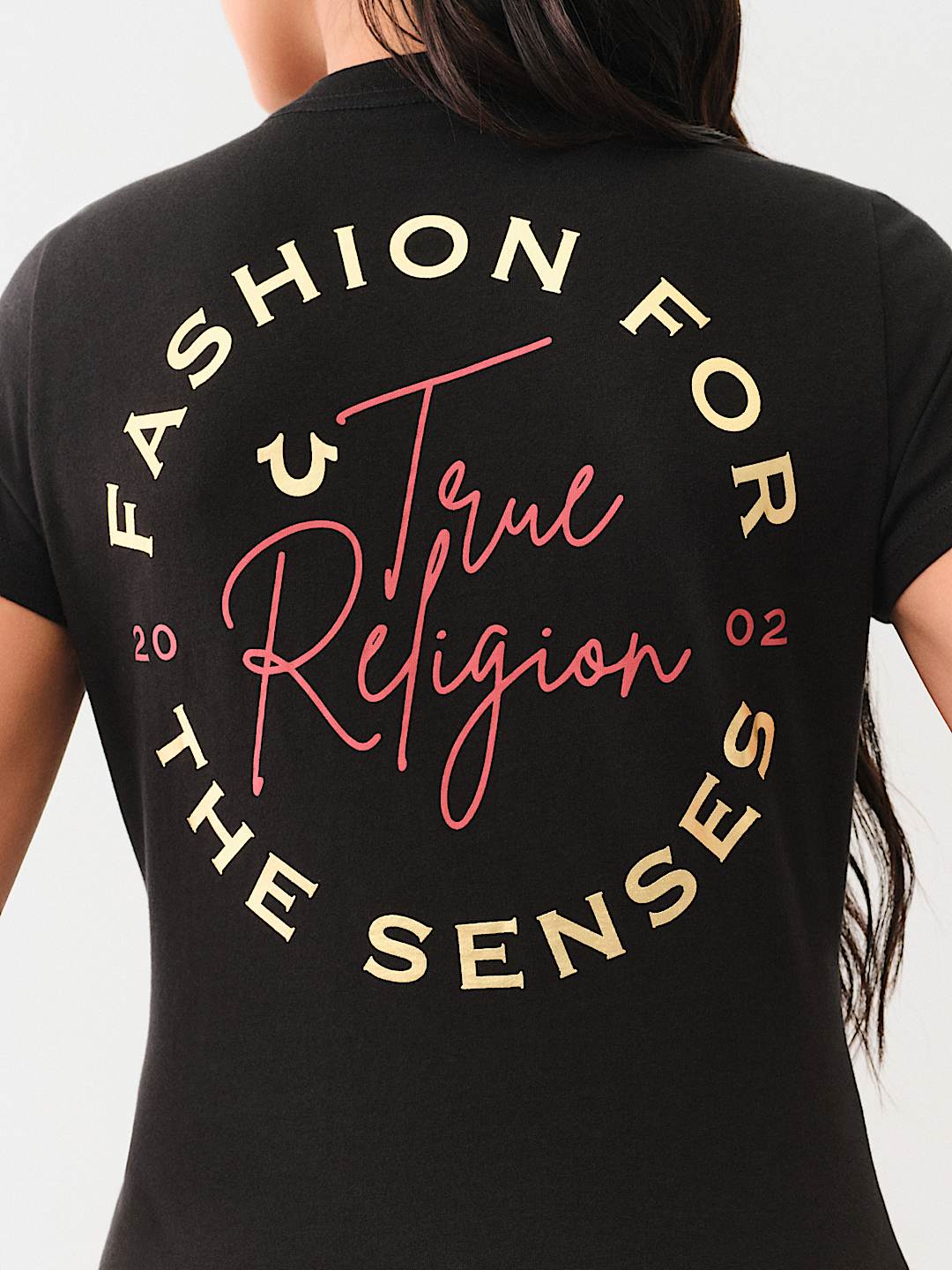 METALLIC SCRIPT LOGO V NECK TEE