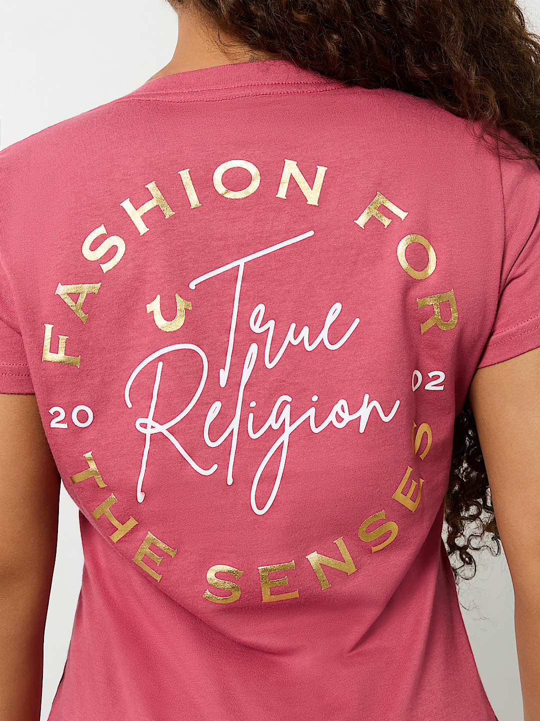 METALLIC SCRIPT LOGO V NECK TEE