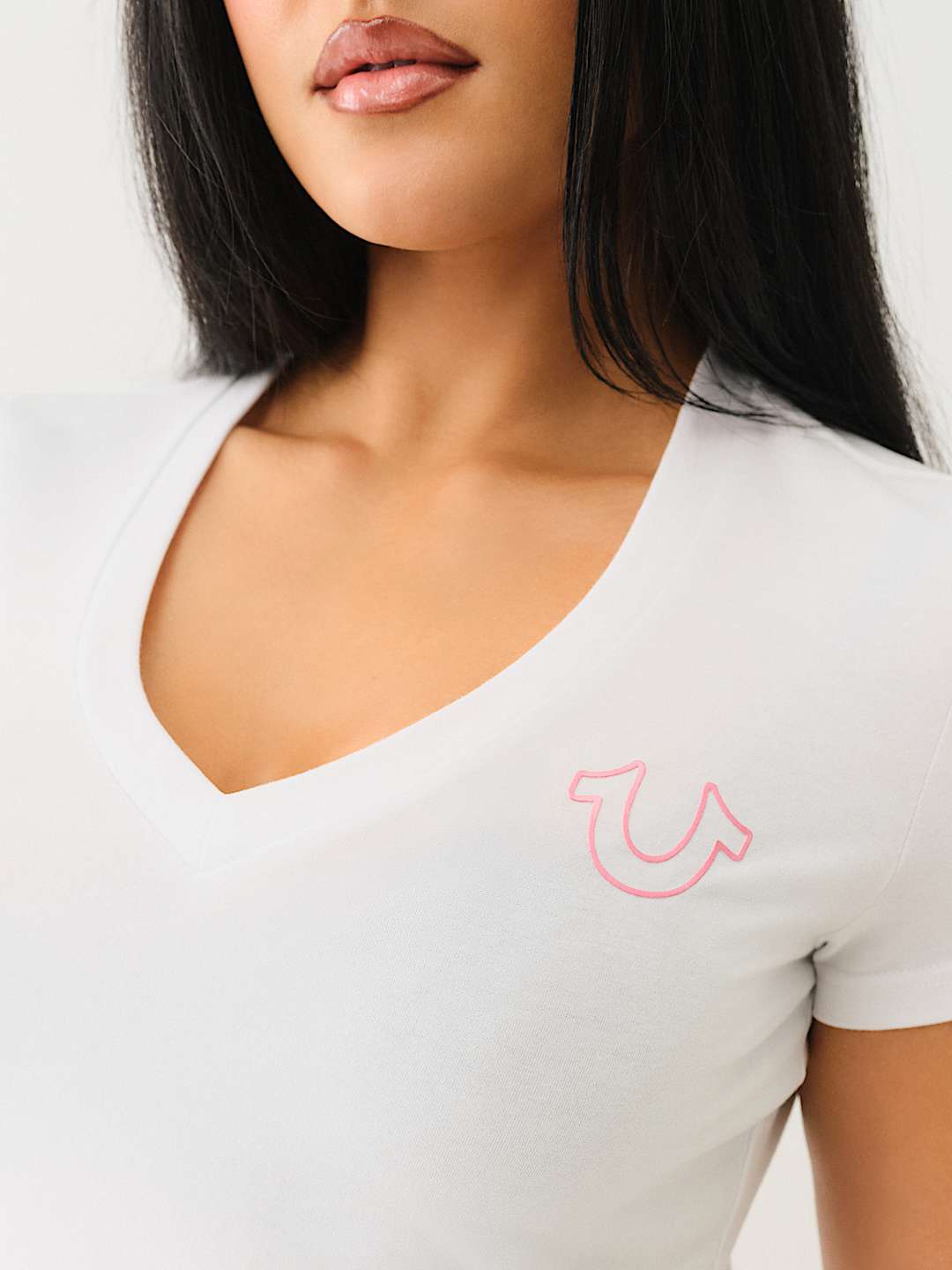 HIGH DENSITY LOGO V NECK TEE