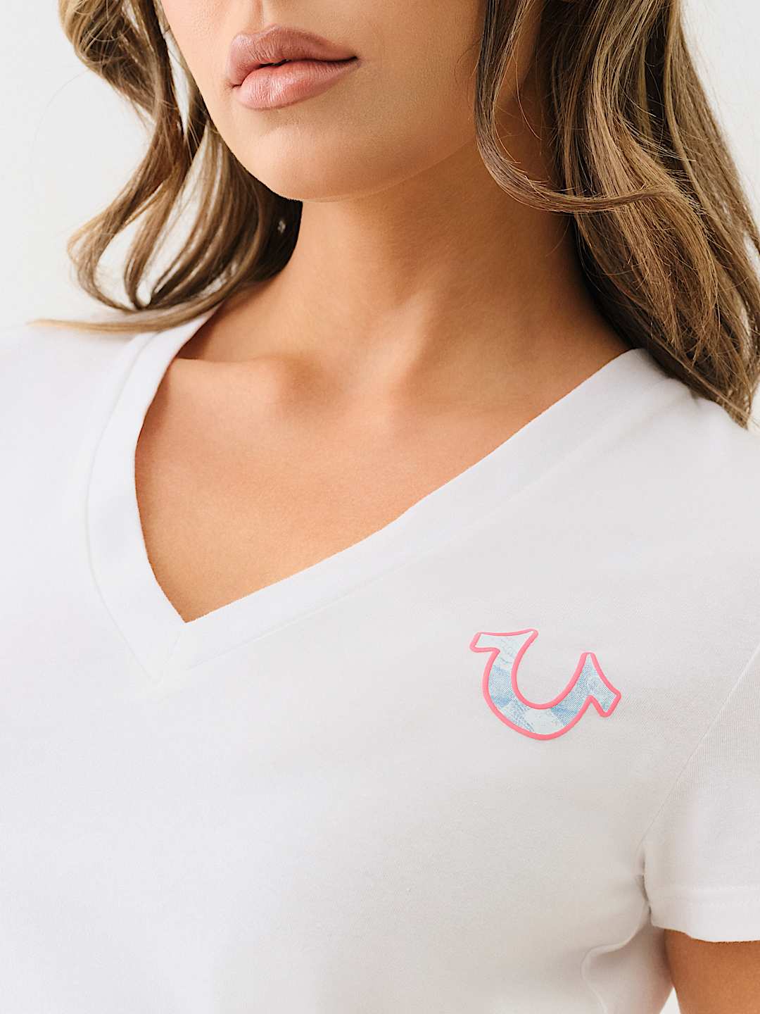 TROPICAL DENIM HORSESHOE V NECK TEE