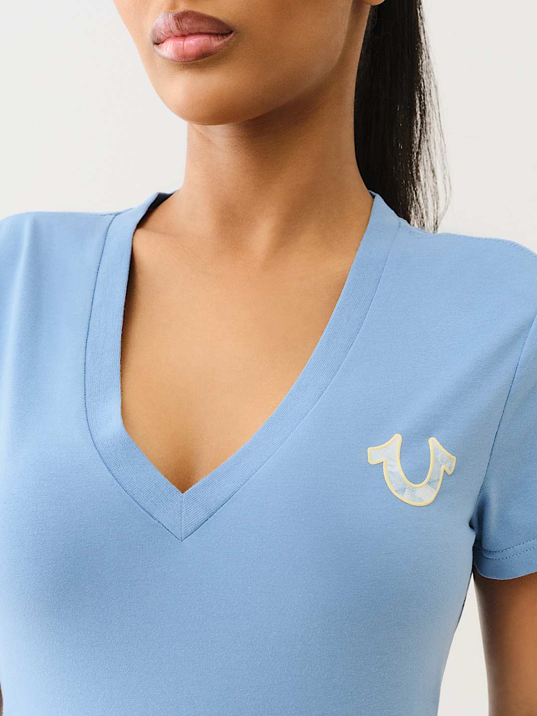 TROPICAL DENIM HORSESHOE V NECK TEE