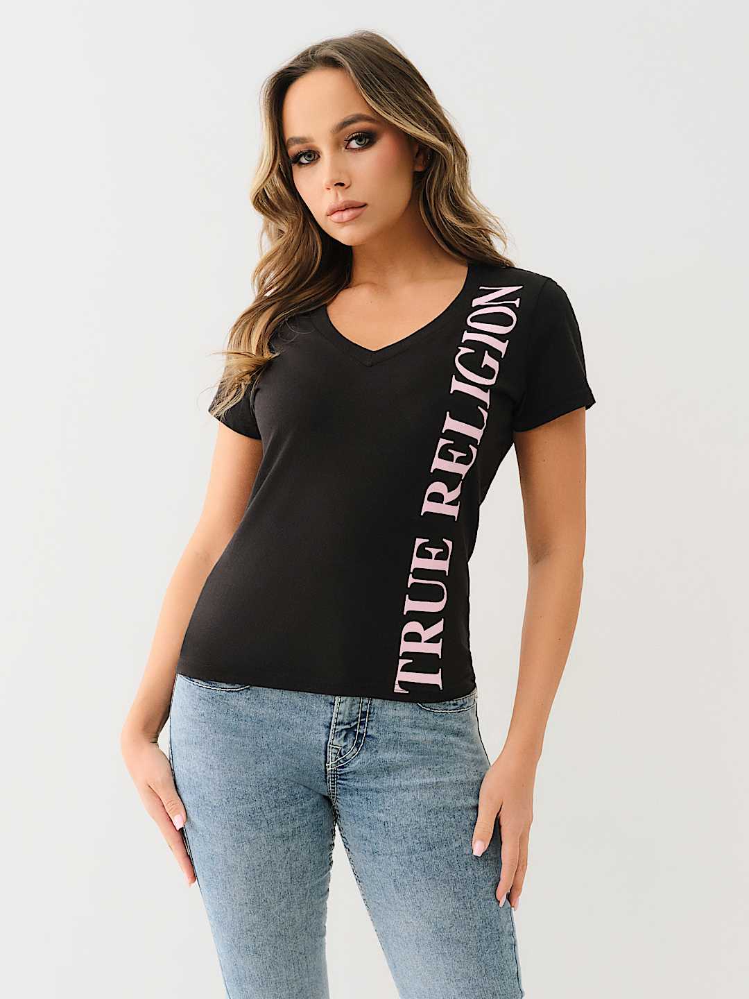VERTICAL LOGO V NECK TEE