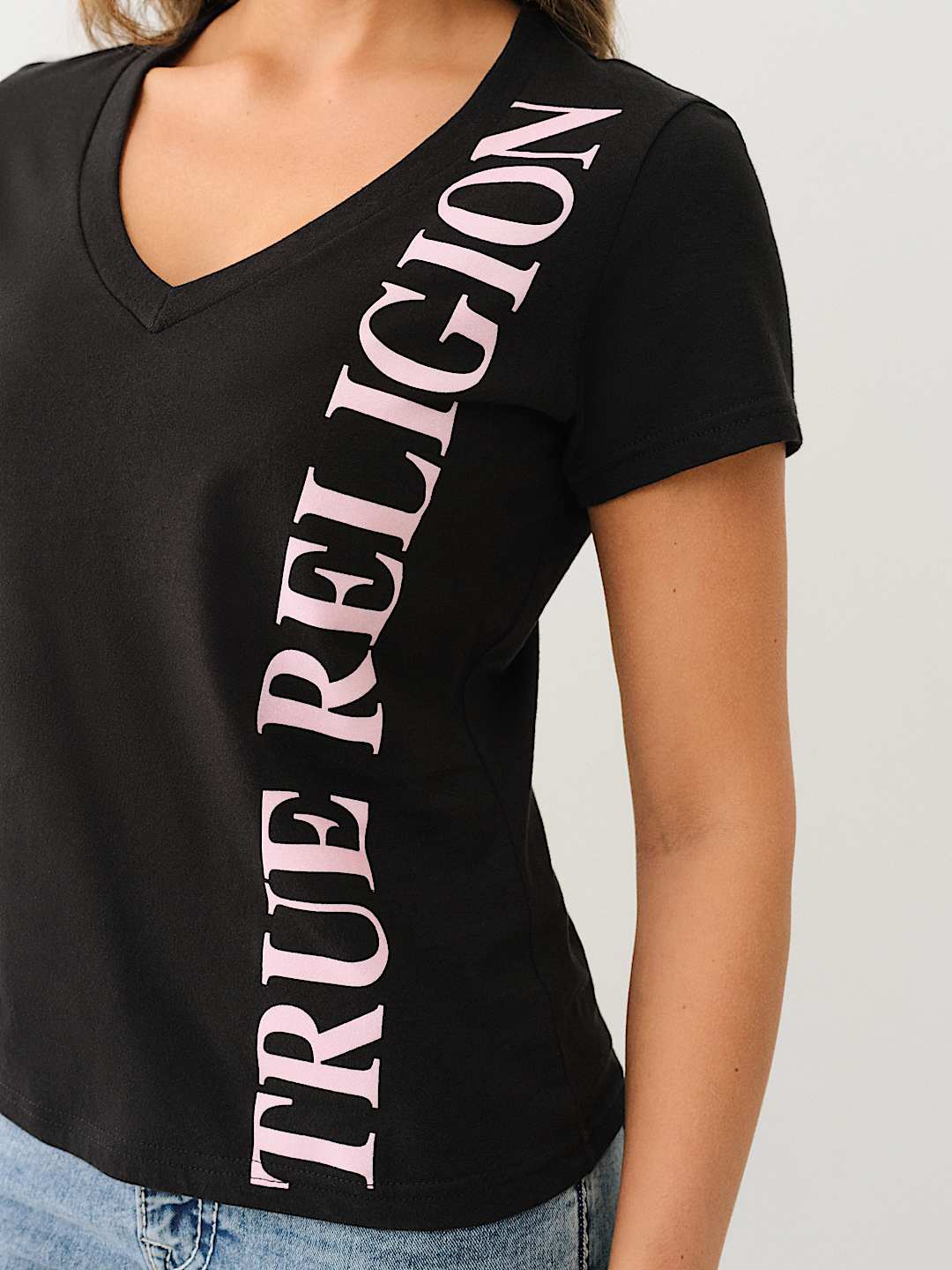 VERTICAL LOGO V NECK TEE