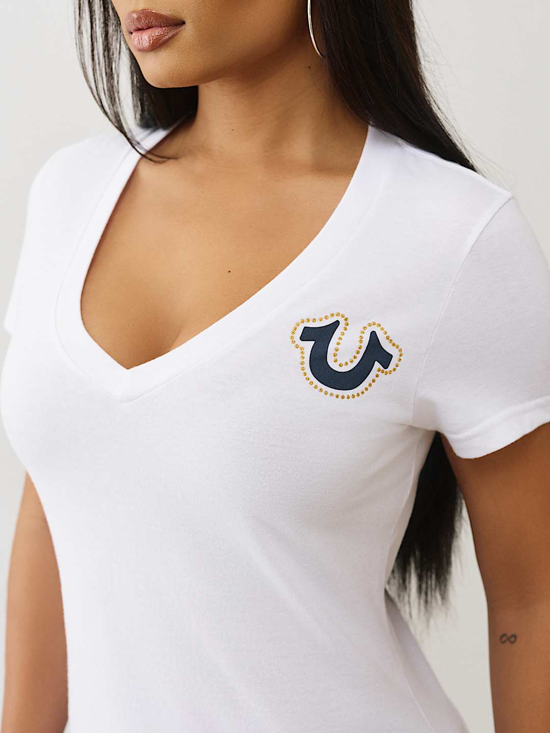 SCRIPT LOGO V NECK TEE, image 6