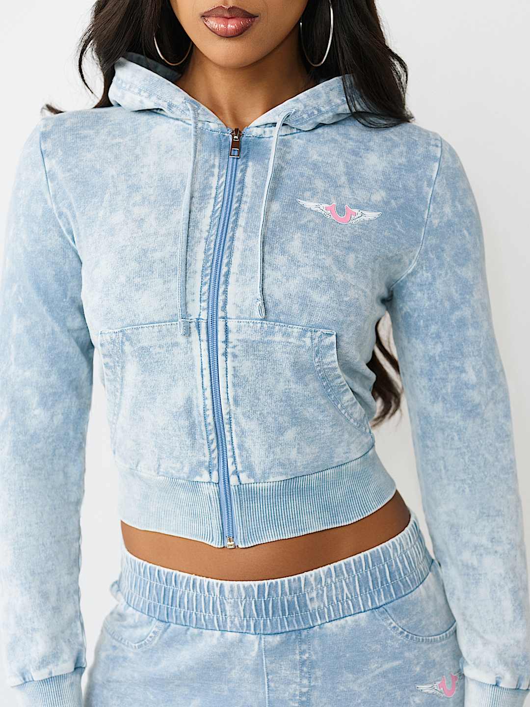 SUDADERA CON CAPUCHA DE MEZCLILLA SINT&Eacute;TICA CON HERRADURA CON ALAS, image 5