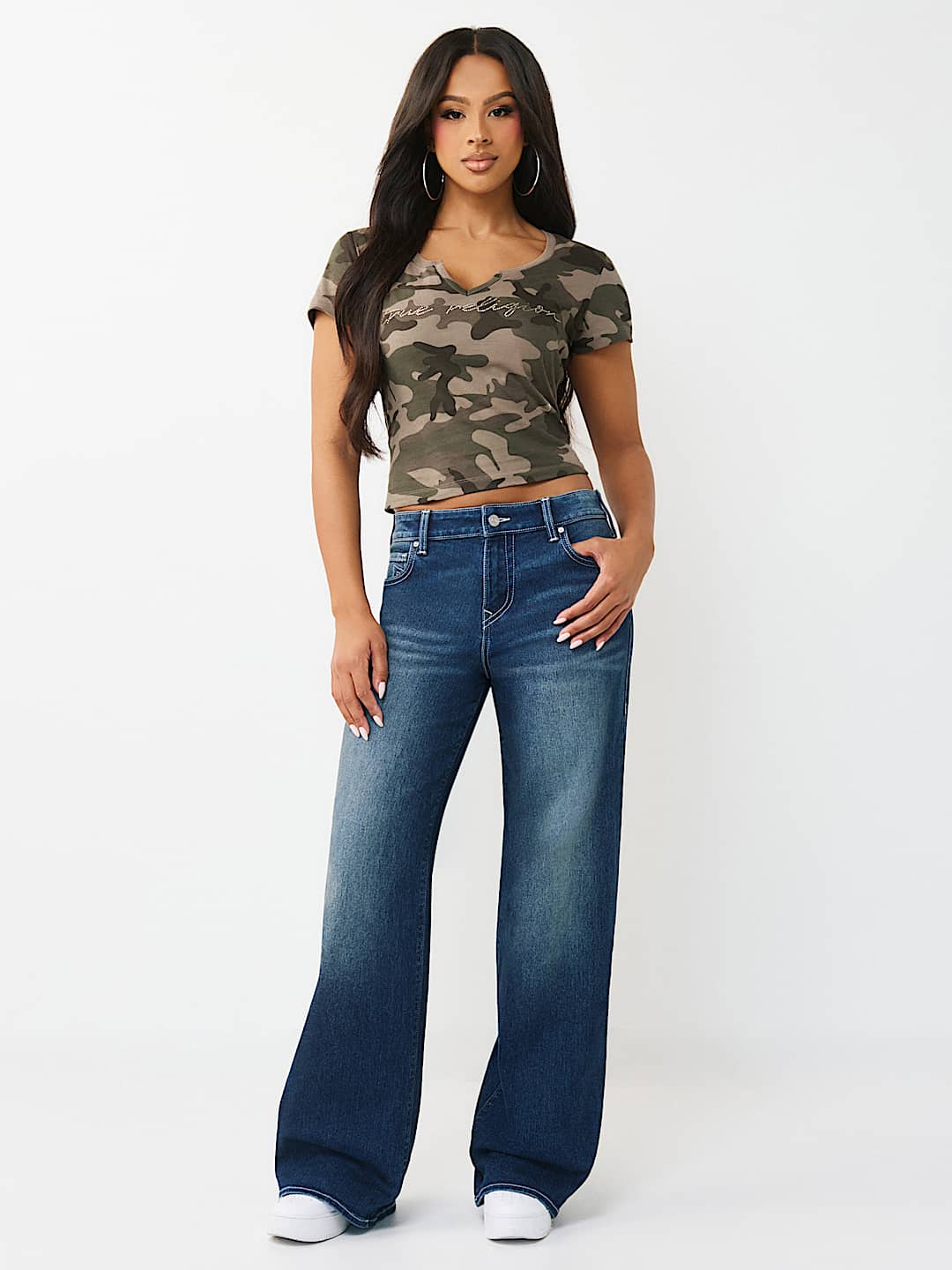 CAMISETA CORTA CON ABERTURA Y CAMUFLAJE CON CRISTALES, image 2