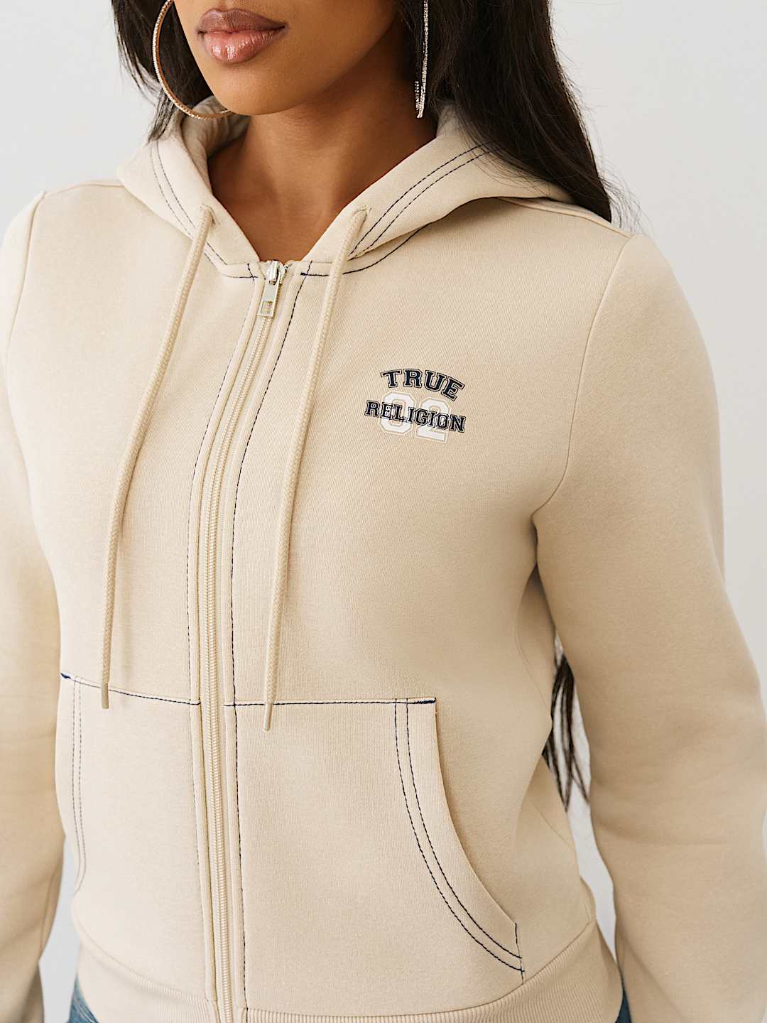 SUDADERA CON CAPUCHA, CIERRE Y COSTURAS EN CONTRASTE, image 6