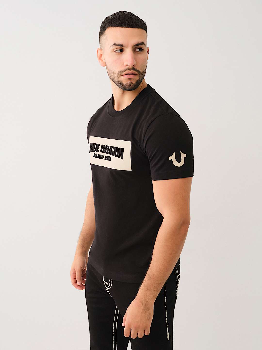 【TRUE RELIGION】★Tシャツ★ EMBOSSED EMBLEM LOGO TEE EMBOSSED BOX LOGO TEE - Black | True Religion