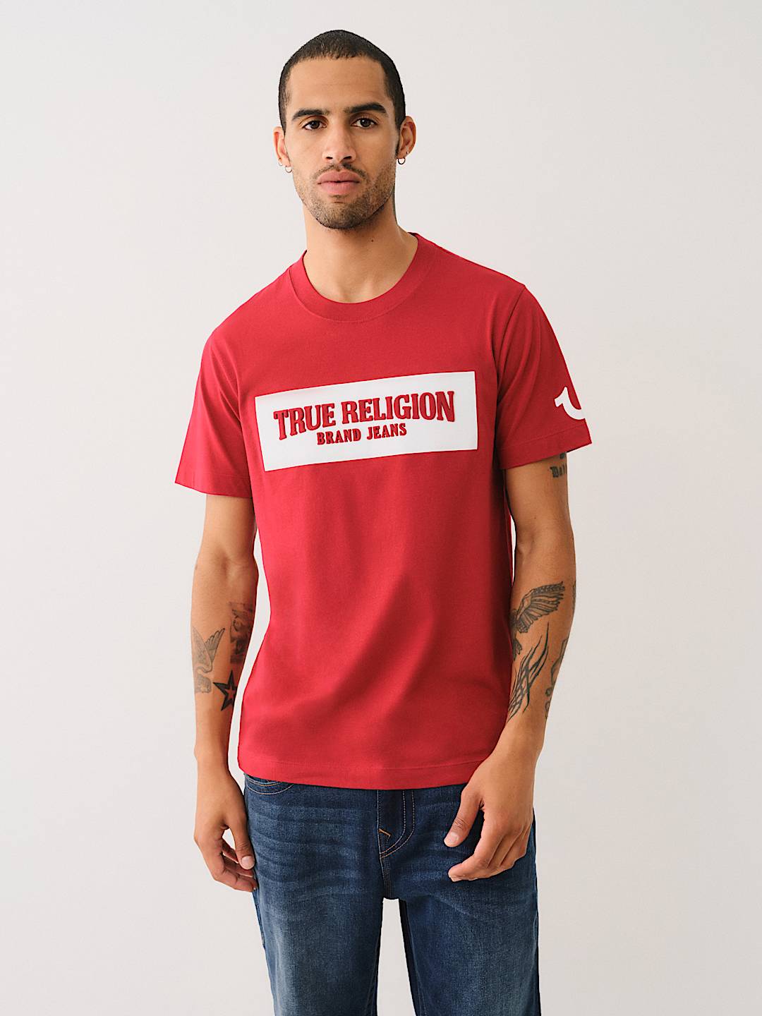 【TRUE RELIGION】★Tシャツ★ EMBOSSED EMBLEM LOGO TEE EMBOSSED BOX LOGO TEE - Black | True Religion