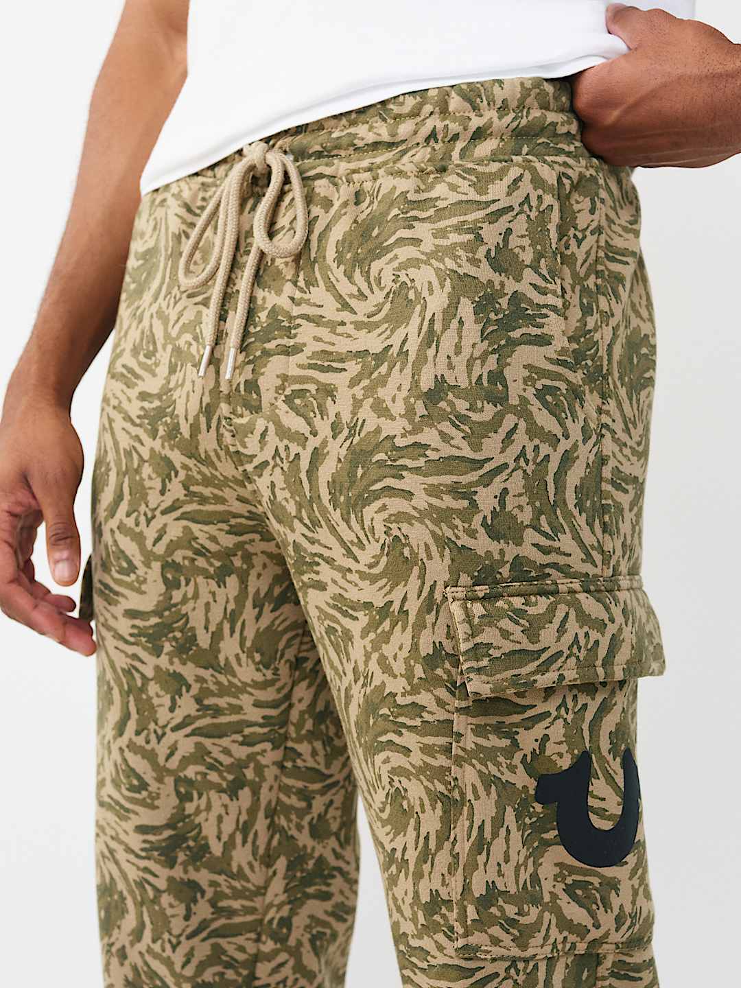 CAMO ALLOVER PRINT CARGO FLEECE PANT