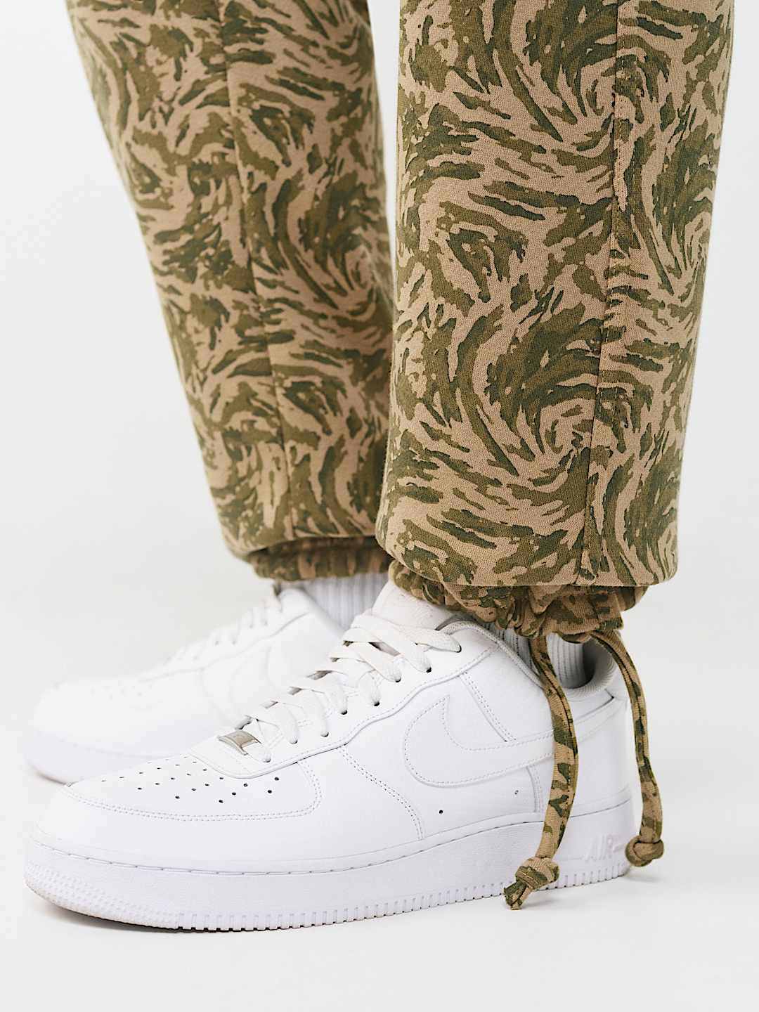 CAMO ALLOVER PRINT CARGO FLEECE PANT