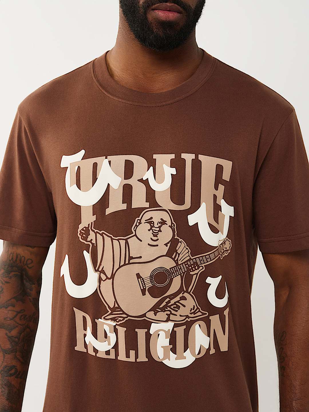 CAMISETA GR&Aacute;FICA CON ESTAMPADO EN RELIEVE DE VARIAS HERRADURAS