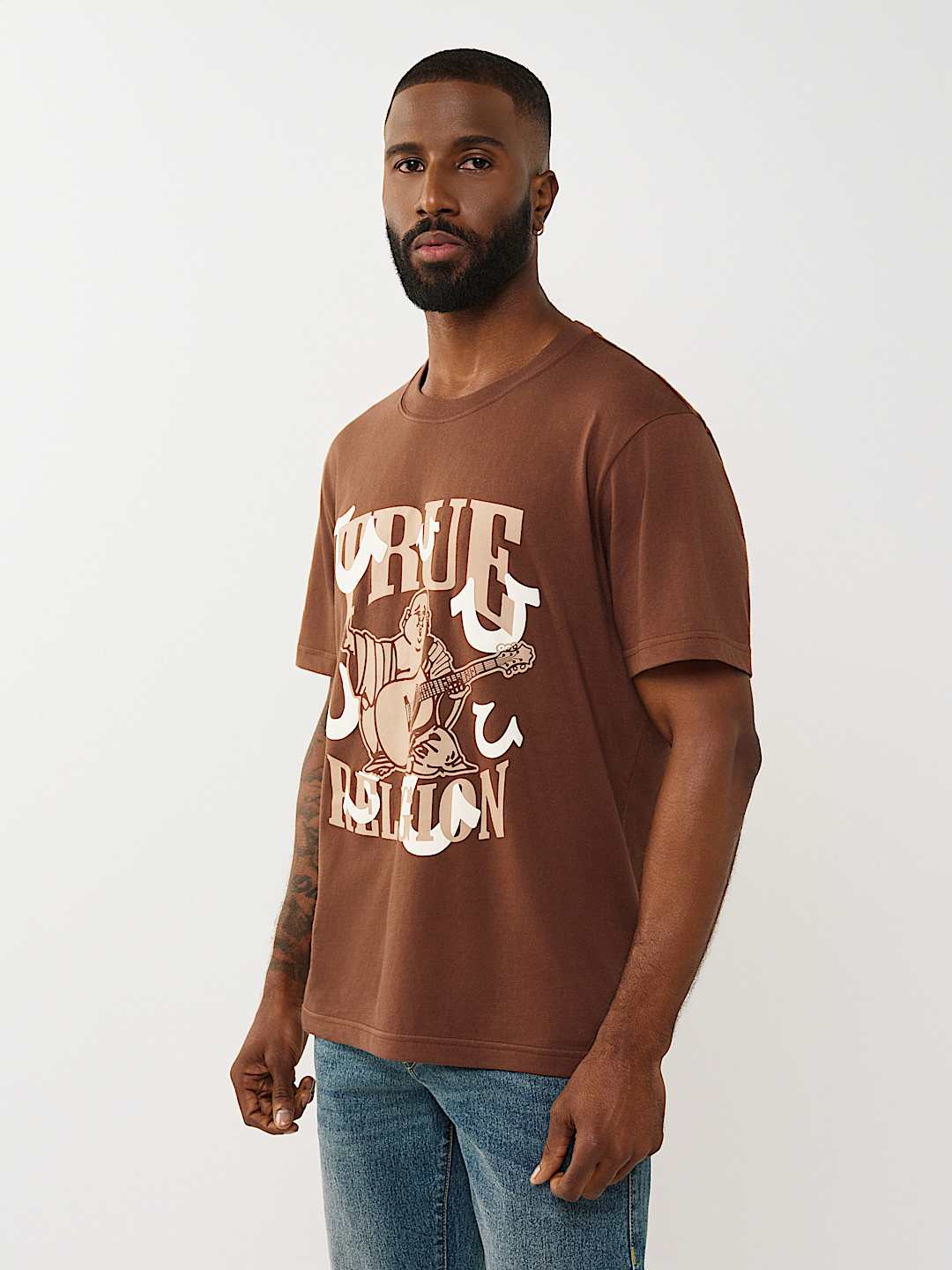 CAMISETA GR&Aacute;FICA CON ESTAMPADO EN RELIEVE DE VARIAS HERRADURAS
