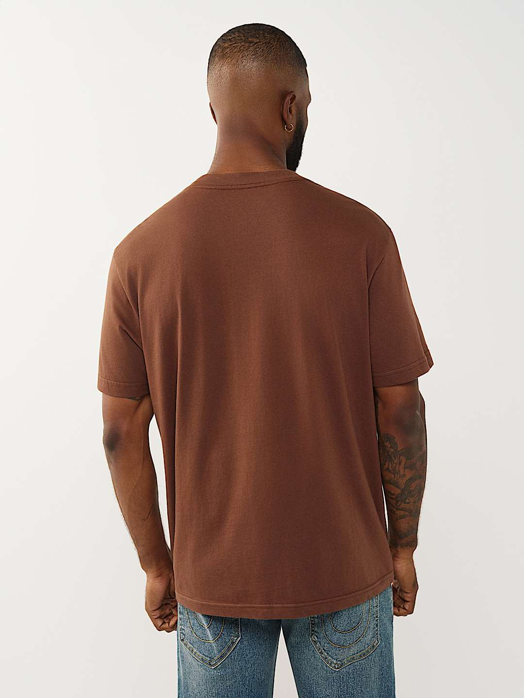CAMISETA GR&Aacute;FICA CON ESTAMPADO EN RELIEVE DE VARIAS HERRADURAS