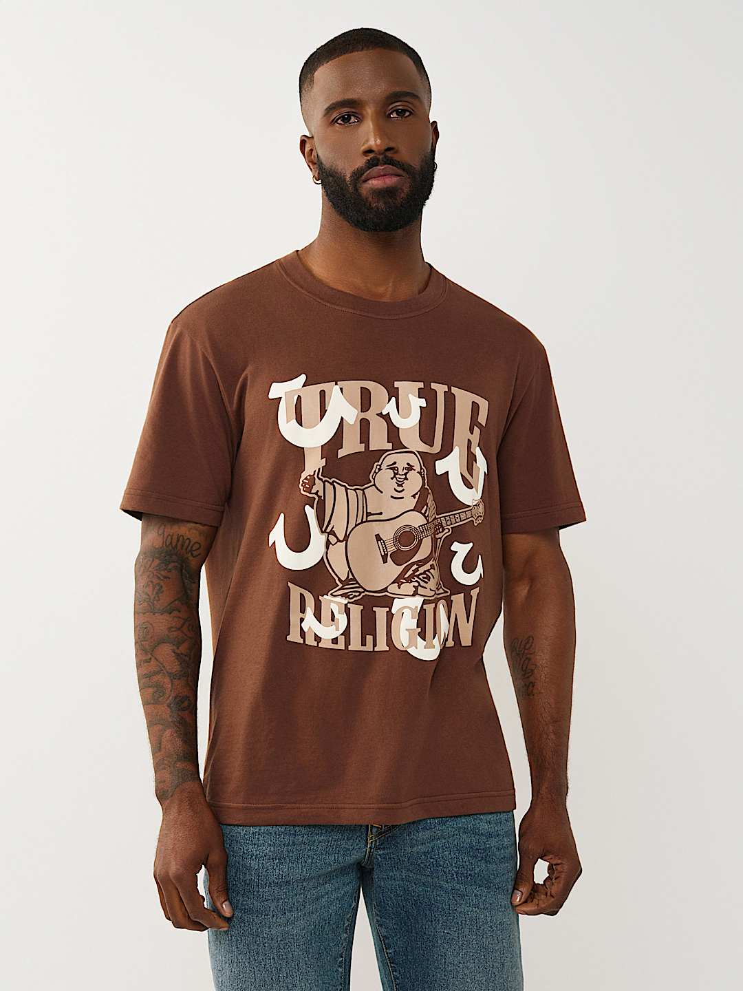 CAMISETA GR&Aacute;FICA CON ESTAMPADO EN RELIEVE DE VARIAS HERRADURAS
