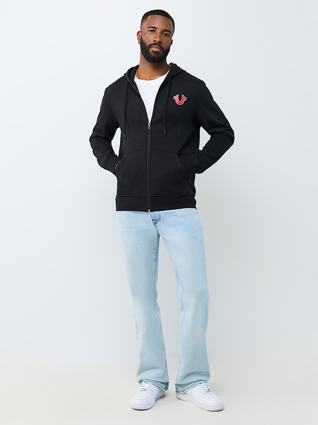 SUDADERA CON CAPUCHA Y CIERRE CON LETRERO DE TRUE