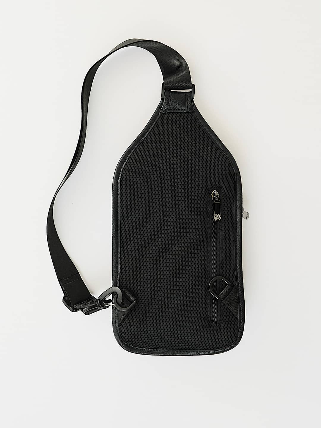 関税込み♪【TRUE RELIGION】パッチ PU ★ ロゴ スリングバッグ TRUE RELIGION】☆スリングバッグ☆ MONOGRAM LOGO SLING BAG