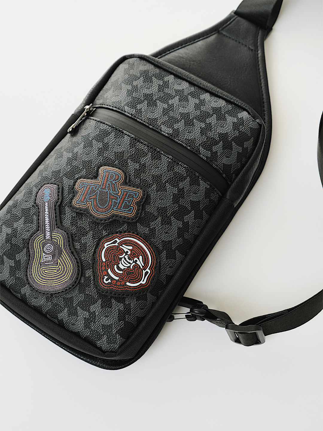 関税込み♪【TRUE RELIGION】パッチ PU ★ ロゴ スリングバッグ PATCH PU SLING BAG - Black | True Religion