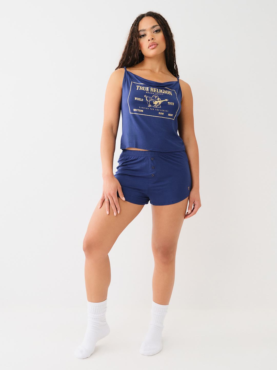 CONJUNTO DE PIJAMA CON SHORTS, CAMISETA CON BRETELES Y LOGOTIPO MET&Aacute;LICO