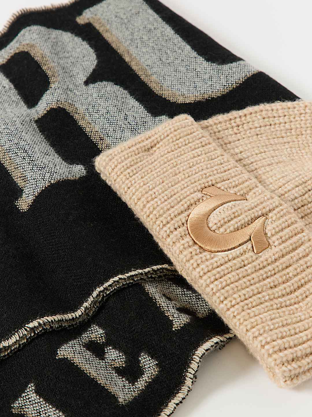 TRUE BEANIE & SCARF SET