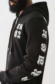 SUDADERA CON CAPUCHA, CIERRE Y LOGOTIPO EN RELIEVE