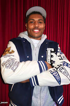 CHAQUETA UNIVERSITARIA DE LANA CON UN ESCUDO, image 2