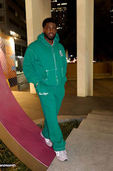 PANTALONES DEPORTIVOS HOLGADOS BIG T CON ESCUDO DE TR, image 2