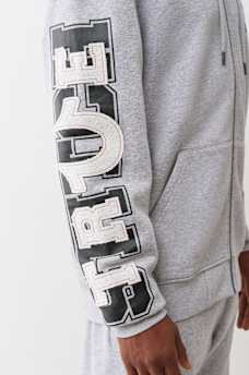 SUDADERA DE FELPA CON CAPUCHA, CIERRE Y APLIQUE, image 4