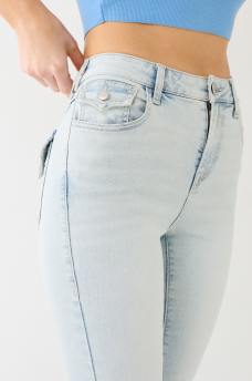 JEANS BECCA CON CORTE DE BOTA Y COSTURAS CON AGUJA SIMPLE