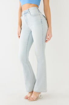 JEANS BECCA CON CORTE DE BOTA Y COSTURAS CON AGUJA SIMPLE