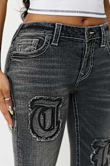 JEANS CORTE DE BOTA BECCA DE TIRO MEDIO CON APLIQUE, image 4