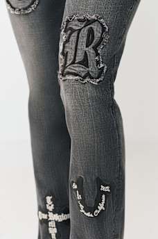 JEANS CORTE DE BOTA BECCA DE TIRO MEDIO CON APLIQUE, image 6