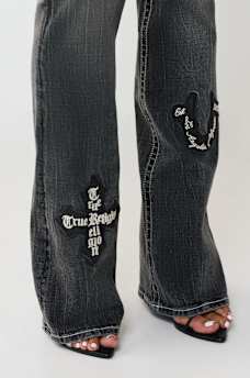 JEANS CORTE DE BOTA BECCA DE TIRO MEDIO CON APLIQUE, image 7