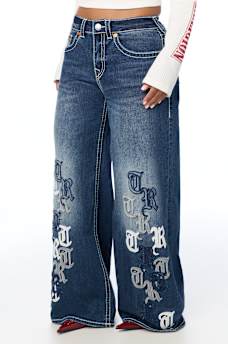JESSIE MID RISE APPLIQU&Eacute; BIG T SUPER BAGGY JEAN
