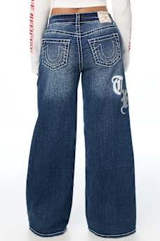 JESSIE MID RISE APPLIQU&Eacute; BIG T SUPER BAGGY JEAN