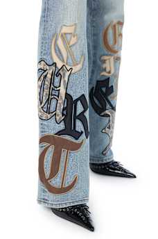 BECCA MID RISE APPLIQU&Eacute; FLAP BOOTCUT JEAN