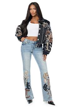 BECCA MID RISE APPLIQU&Eacute; FLAP BOOTCUT JEAN
