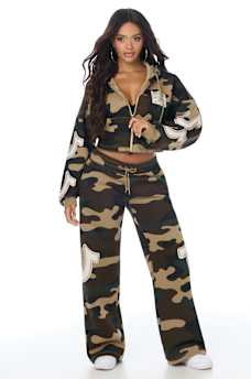 APPLIQU&Eacute; CAMO LOW RISE STRAIGHT LEG SWEATPANT