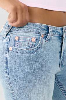 JEANS CORTE DE BOTA BECCA DE TIRO MEDIO CON MARIPOSAS