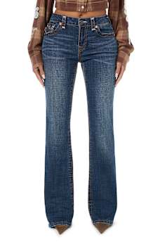 BECCA MID RISE APPLIQU&Eacute; SUPER T FLAP BOOTCUT JEAN
