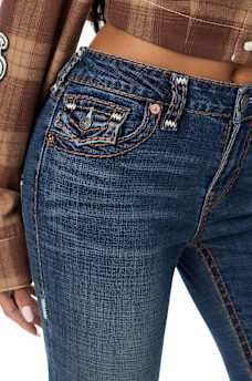 BECCA MID RISE APPLIQU&Eacute; SUPER T FLAP BOOTCUT JEAN