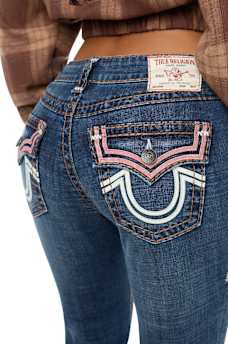 BECCA MID RISE APPLIQU&Eacute; SUPER T FLAP BOOTCUT JEAN
