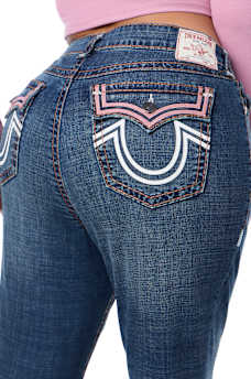 PLUS BECCA MID RISE APPLIQU&Eacute; SUPER T FLAP BOOTCUT JEAN