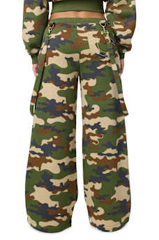EMBROIDERED CAMO OVERALL BAGGY SWEATPANT