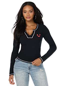 CAMISETA ACANALADA CON CUELLO EN V Y CRISTALES