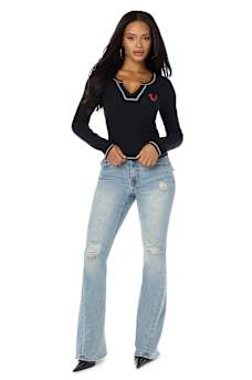 CAMISETA ACANALADA CON CUELLO EN V Y CRISTALES