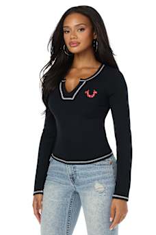 CAMISETA ACANALADA CON CUELLO EN V Y CRISTALES