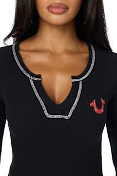 CAMISETA ACANALADA CON CUELLO EN V Y CRISTALES