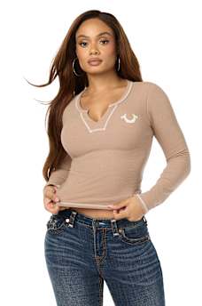 CAMISETA ACANALADA CON CUELLO EN V Y CRISTALES