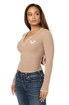 CAMISETA ACANALADA CON CUELLO EN V Y CRISTALES